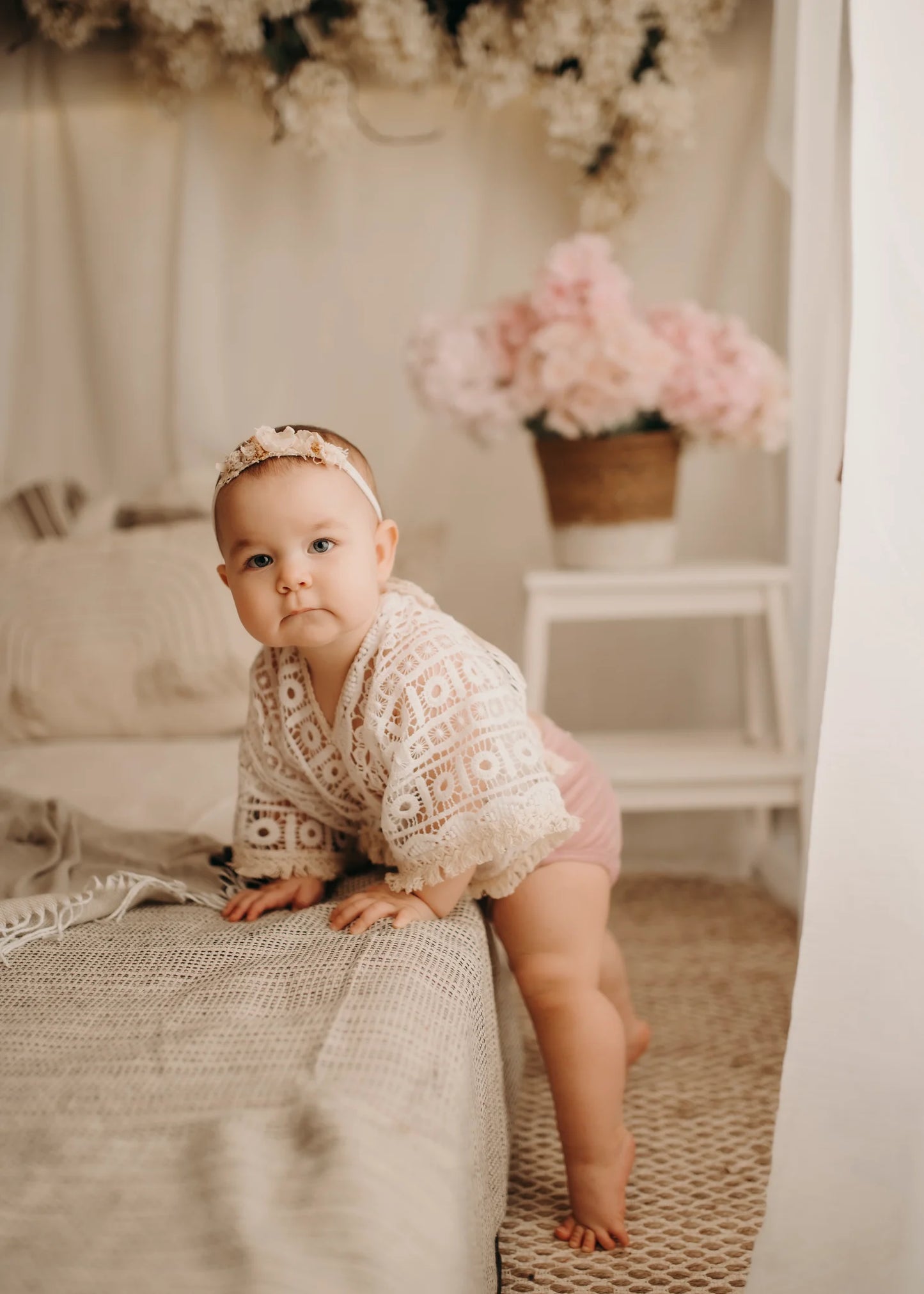 CAROLINE - set sitter